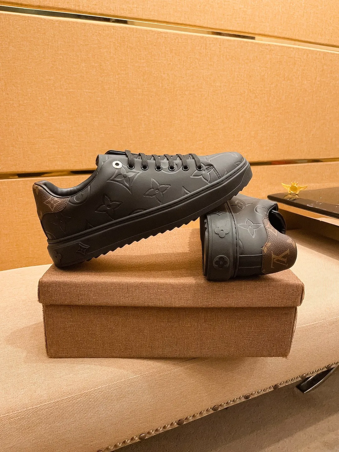 🚘🚘Factory batch 380💰[LV]🔥 Louis Vuitton high-end men's shoes brand official website 1:1 latest masterpiece: the upper is made of first-layer cowhide imported from Italy with a comfortable and breathable lining➕original non-slip and wear-resistant outsole🔥, making walking more convenient and comfortable! An exclusive new model, a stunning work, a beautiful 1:1 replica [color] compared to the official quality! Create a fashionable personality to set off your uniqueness! A must-have for trendy men! Classic 🔥Size: 38-44 Color: 🔥 2⃣️colors available🔥.